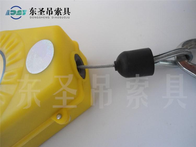 在进行高空作业时佩戴的工具要放在哪里